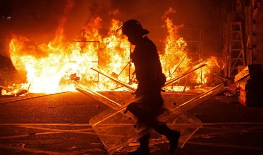 Hong Kong clashes as police clear food stalls