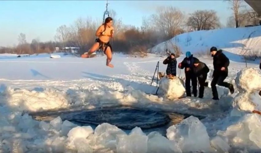 В прорубь с крюками под кожей