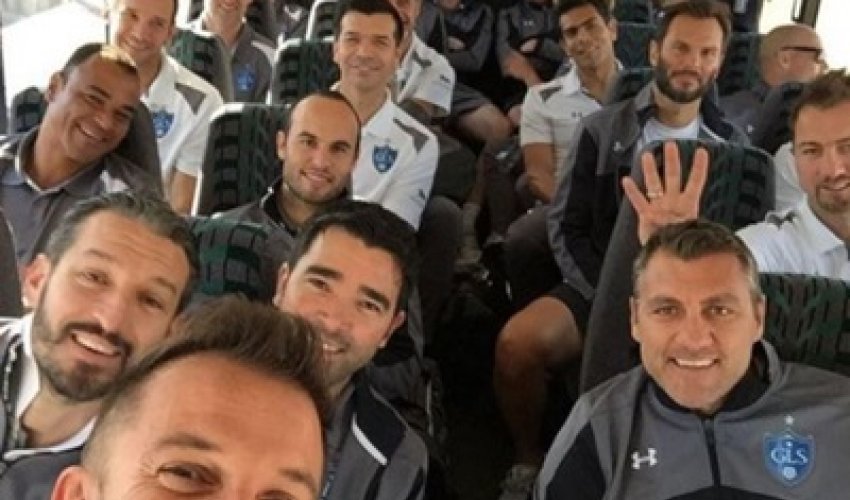 Звезды встретились на поле