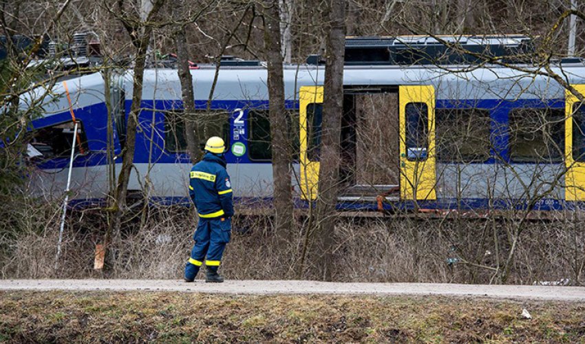 Пассажирский поезд сошел с рельсов
