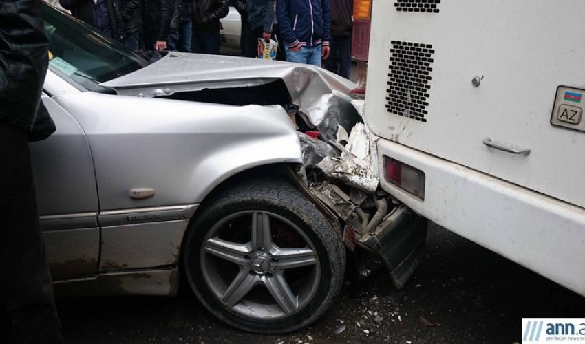 В Баку маршрутка попала в ДТП