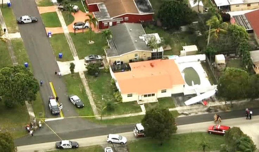 Самолет сел во дворе дома