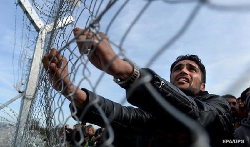 Мигранты прорвали заграждение на границе Македонии