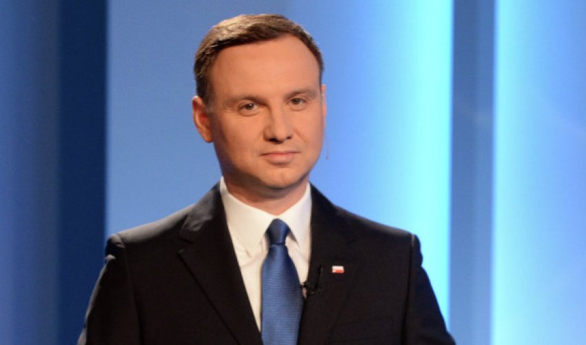 Polşa prezidentinin avtomobili yol qəzasına uğradı