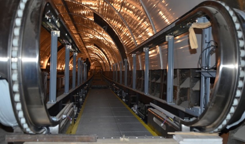 Bu metro stansiyasında eskalator təmirə dayandırılır