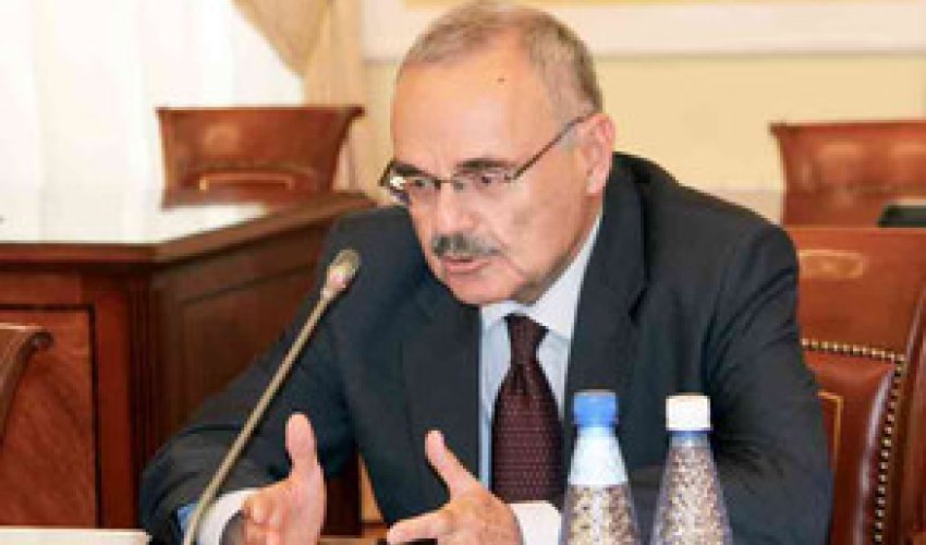 Artur Rasi-zadə Milli Məclisdə hesabat verir