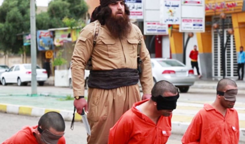 Bloodthirsty ISIS monster executes three Kurdish soldiers in busy street