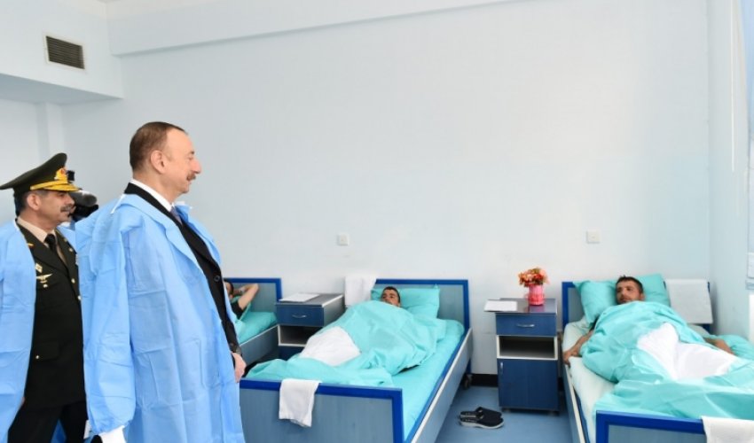 İlham Əliyev müalicə olunan yaralı hərbçilərə baş çəkdi