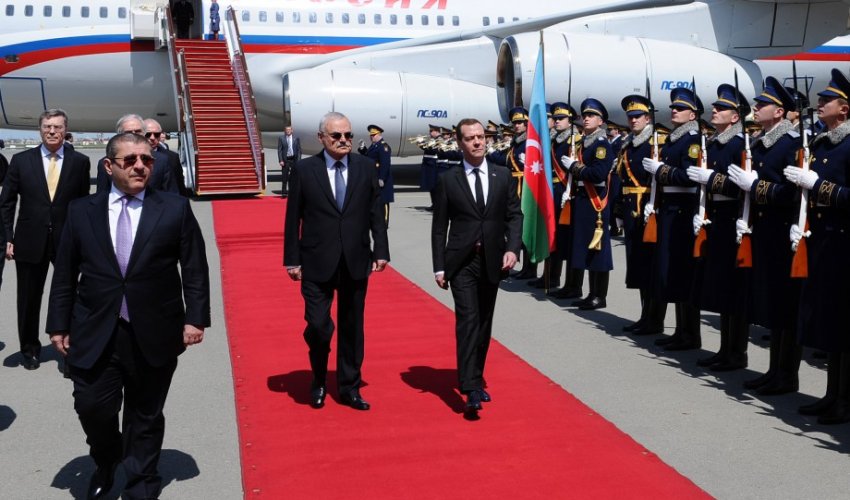 Russian PM lands in Baku to hold talks (PHOTO)