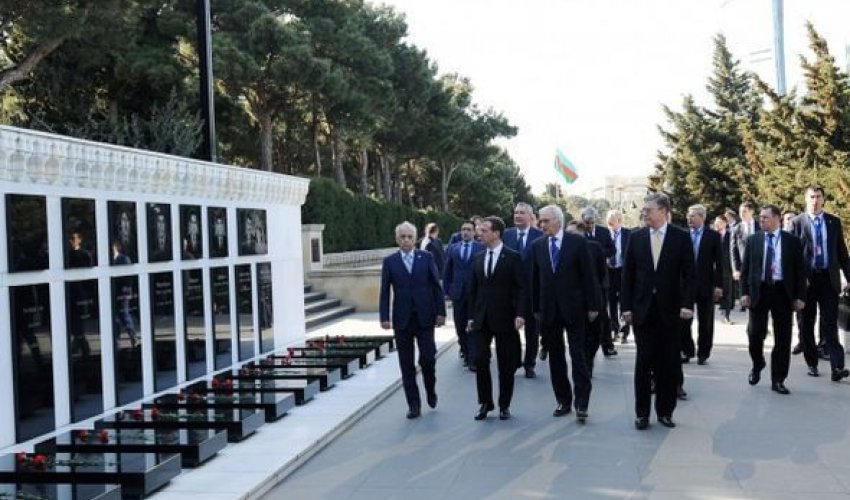Medvedev Şəhidlər xiyabanını ziyarət etdi - Fotolar Medvedev Şəhidlər xiyabanını ziyarət etdi - Fotolar