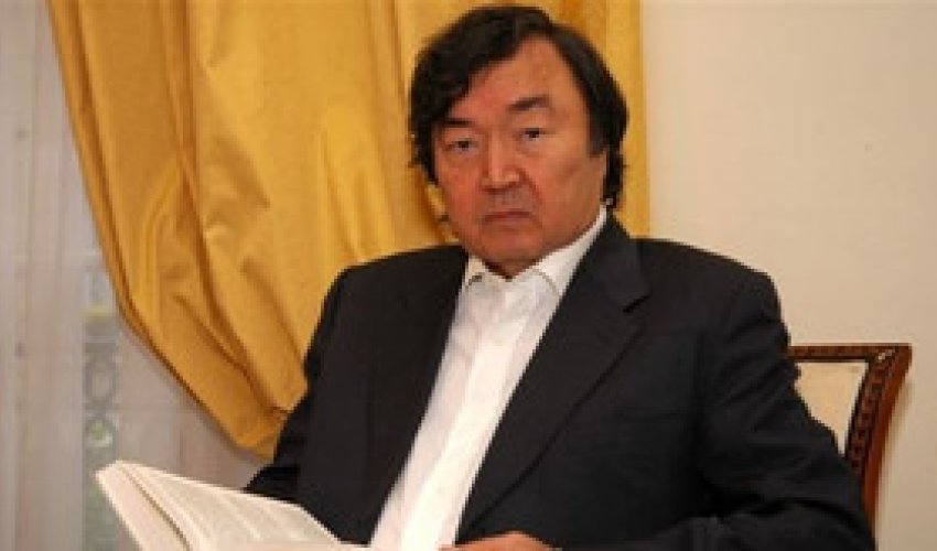 Məşhur yazıçı Bakıya gələcək