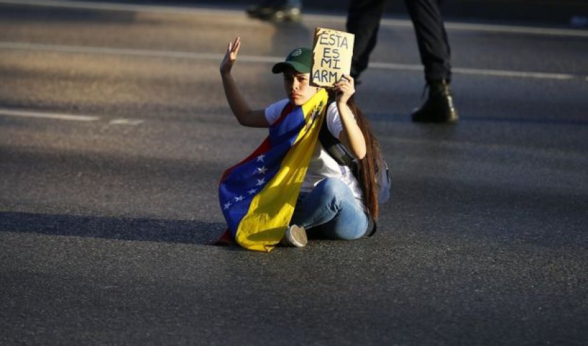Venesuelada dövlət qulluqçuları həftədə cəmi iki gün işləyəcək