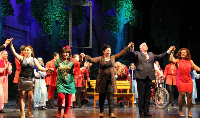 Musiqili Teatrda “Amerikalı kürəkən”in premyerası oldu - FOTOLAR Musiqili Teatrda “Amerikalı kürəkən”in premyerası oldu - FOTOLAR