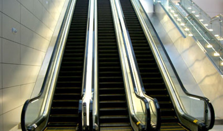 Yeni metro stansiyalarında eskalatorların işləməməsinin səbəbləri məlum oldu Yeni metro stansiyalarında eskalatorların işləməməsinin səbəbləri məlum oldu