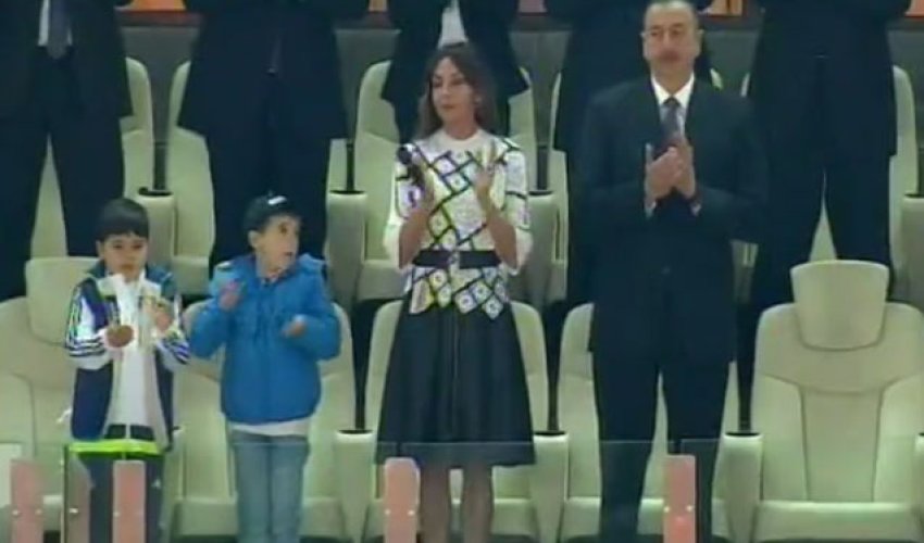 İlham Əliyev nəvələri ilə millinin oyununda - Foto İlham Əliyev nəvələri ilə millinin oyununda - Foto