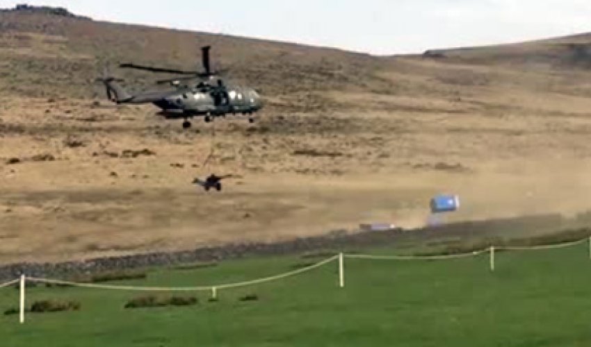 Вертолет сдул биотуалеты - ВИДЕО