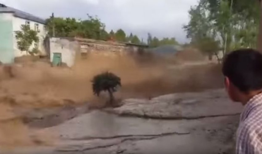 Потоки грязи затопили город - ВИДЕО