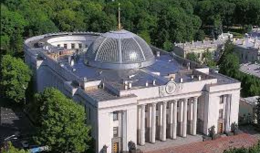 В Киеве штурмуют парламент - ВИДЕО