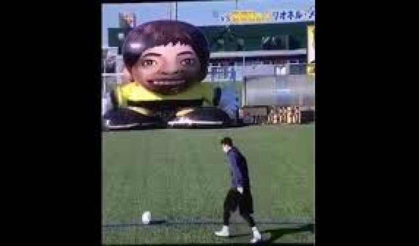 Месси сразился с роботом - ВИДЕО