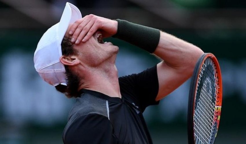 Andy Murray is fighting back at French Open against Radek Stepanek