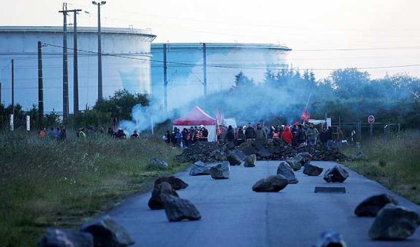 Полиция пытается прорвать блокаду - ВИДЕО