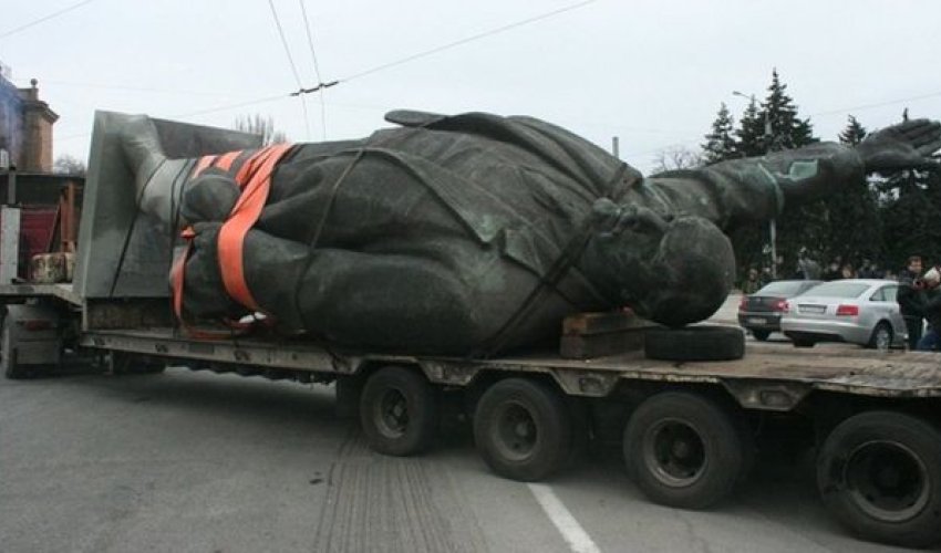 In pictures: Ukraine removes communist-era symbols