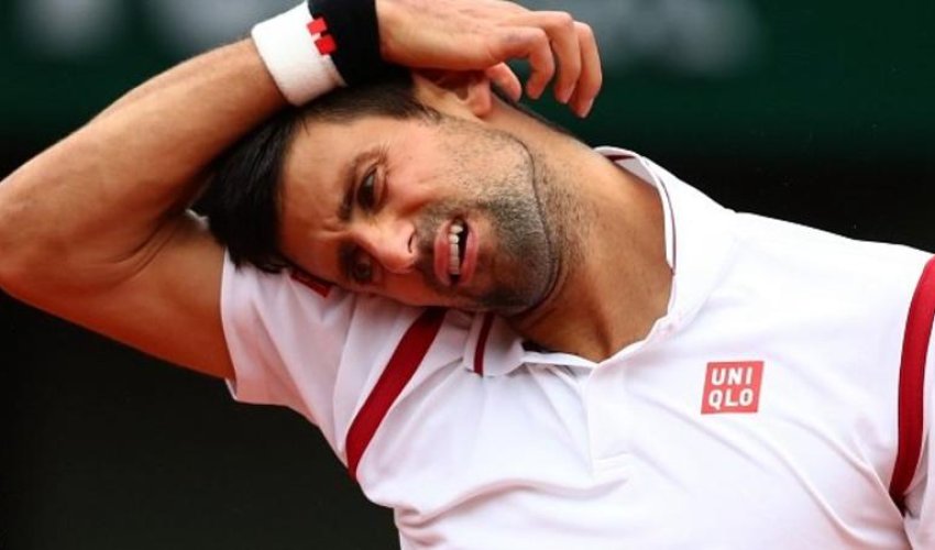 Novak Djokovic leads Roberto Bautista Agut when rain returns