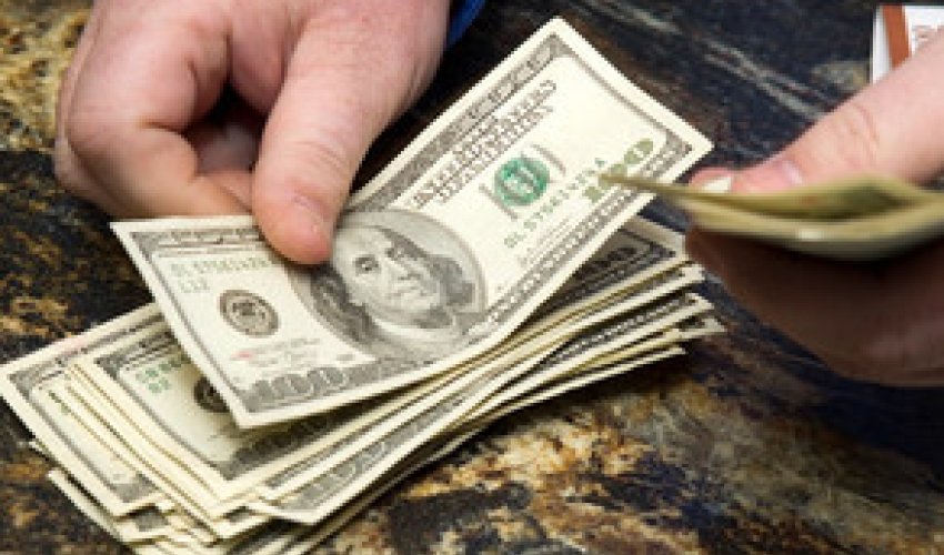 Население продает больше валюты