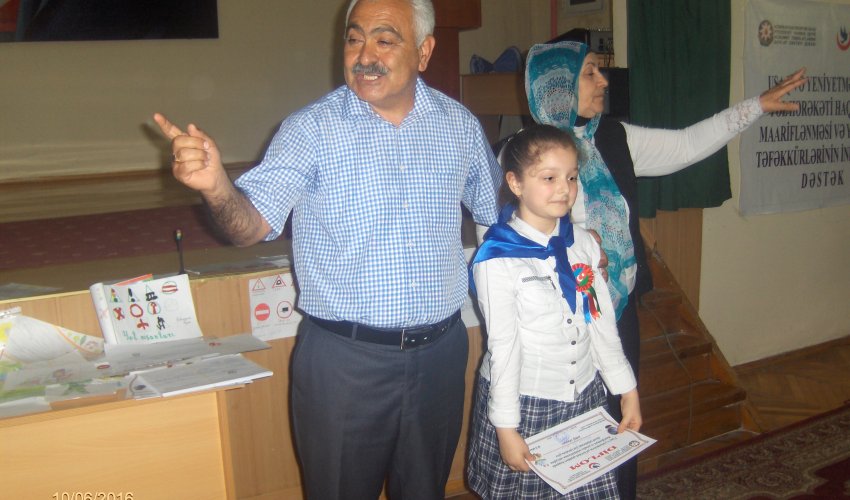 Demokratiyanın və Milli Dəyərlərin Təbliği İB yekun təlimdə şagirdləri mükafatlandırdı