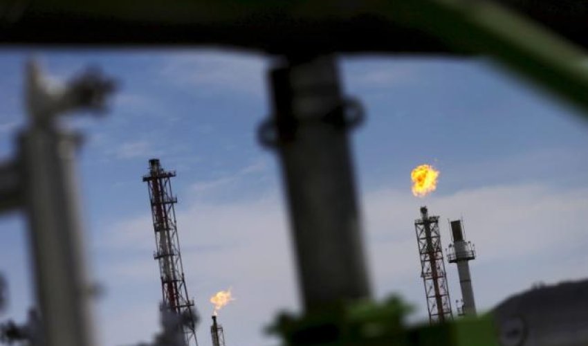 Oil falls on improving supply outlook, economic worries