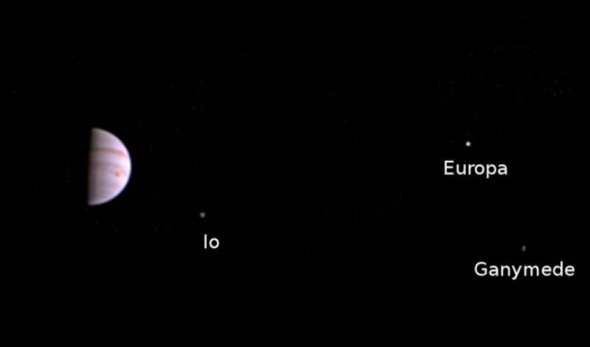 Juno probe returns first in-orbit Jupiter photo