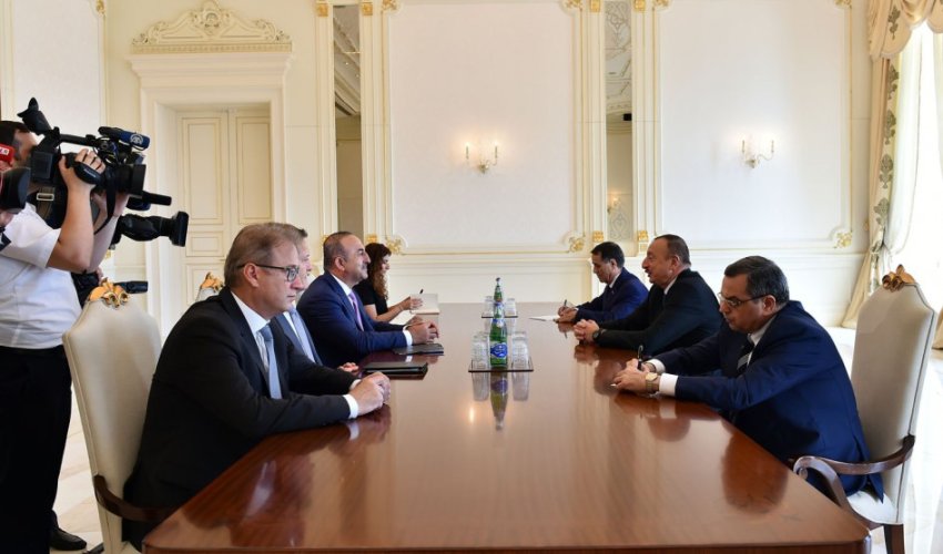 İlham Əliyev Türkiyənin xarici işlər nazirini qəbul edib