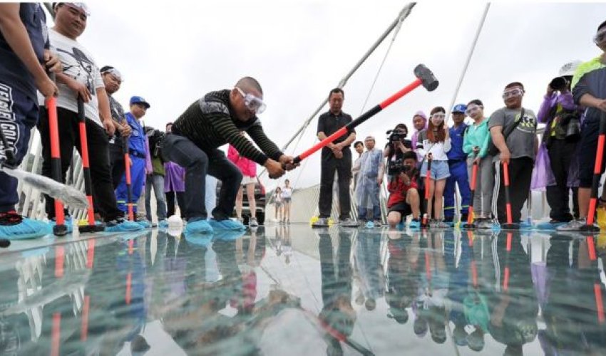 China's glass walkway opens in Tianmen mountain