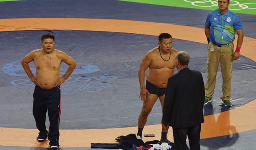 Monqol məşqçiləri Olimpiadada etiraz olaraq soyundular – VİDEO