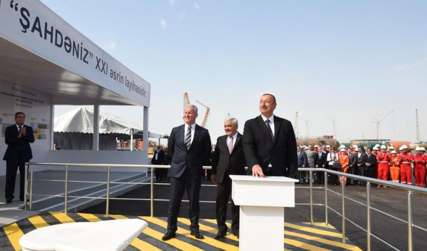İlham Əliyev “Şahdəniz-2” layihəsi üzrə dayaq blokunun dənizə yola salınması mərasimində 