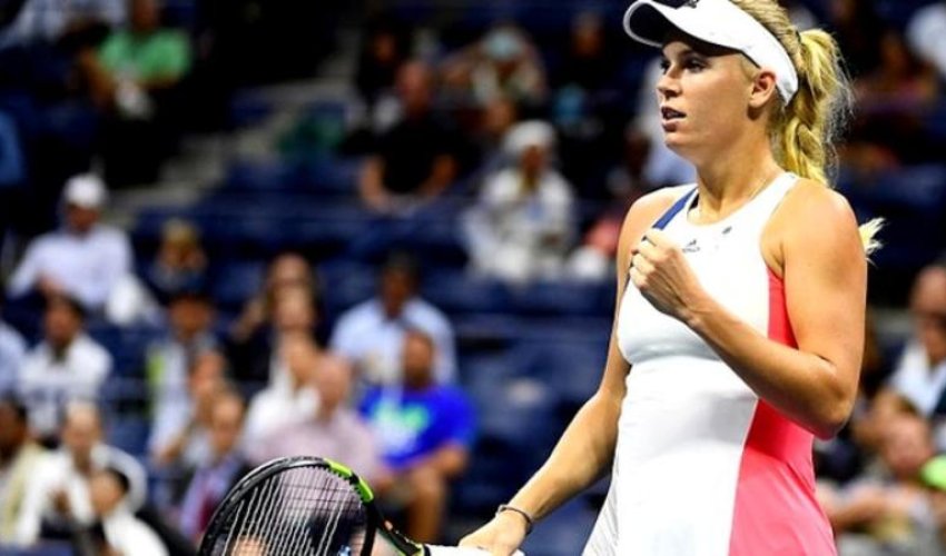 Caroline Wozniacki through to face Angelique Kerber in semi-final