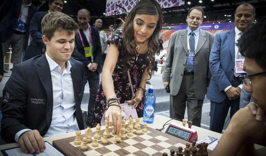 Leyla Əliyeva Maqnus Karlsenin oyununda ilk gedişi etdi Leyla Əliyeva Maqnus Karlsenin oyununda ilk gedişi etdi