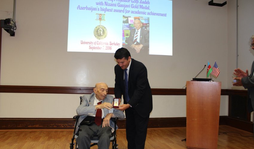 Lütfi Zadəyə Azərbaycan medalı təqdim olundu