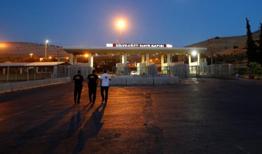 Aid for Syria waits on Turkish border as warring sides bicker