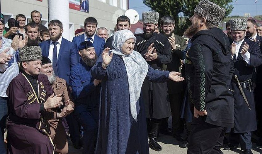 Kadırov anası ilə birgə 