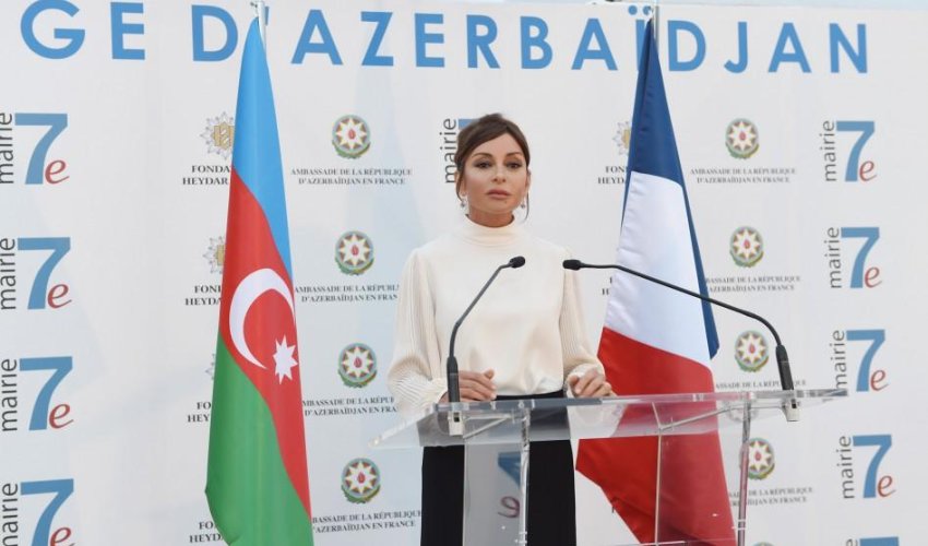Mehriban Əliyeva Parisdə “Azərbaycan şəhərciyi”nin rəsmi açılışında - FOTOLAR