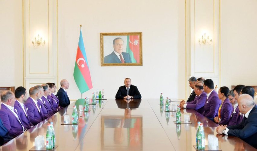 İlham Əliyev paralimpiyaçılarla görüşdü İlham Əliyev paralimpiyaçılarla görüşdü