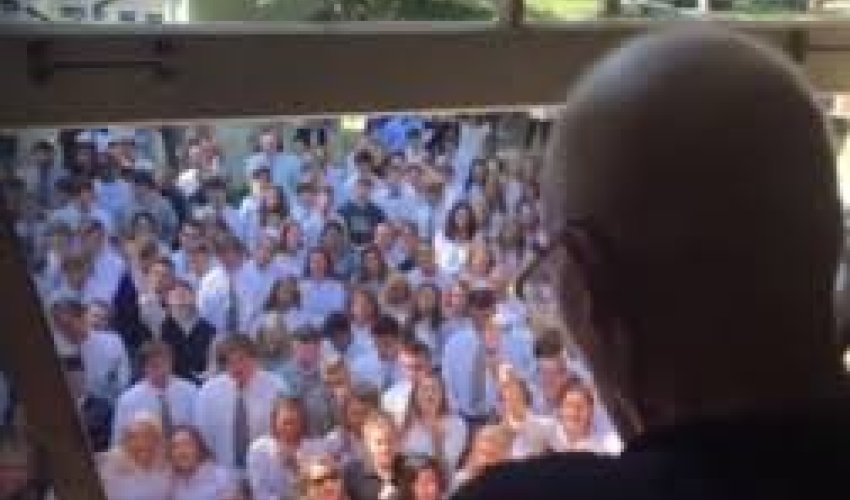 Сотни студентов поддержали учителя - ВИДЕО