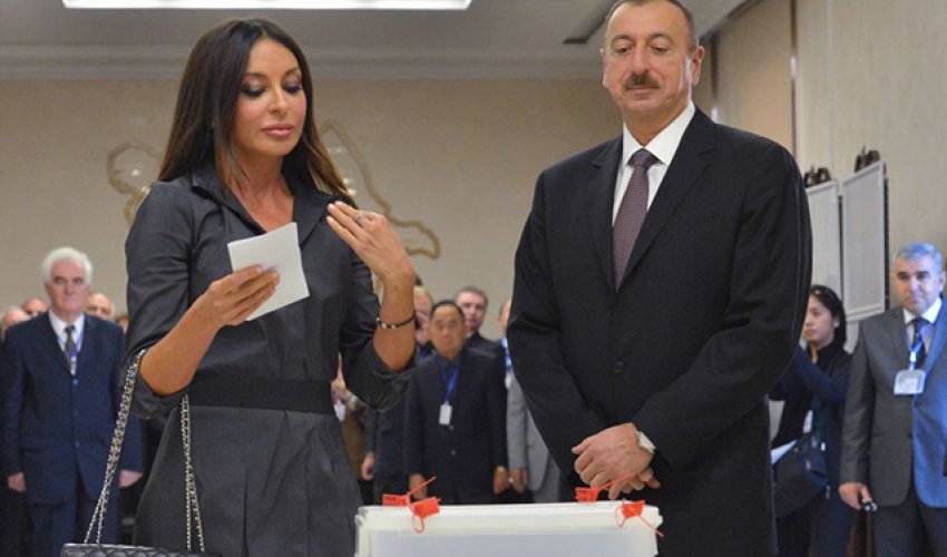 Prezident ailəsi ilə səs verdi