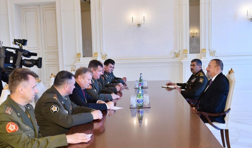 İlham Əliyev Belarusun müdafiə nazirinin başcılıq etdiyi nümayəndə heyətini qəbul edib