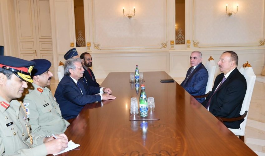 İlham Əliyev Pakistanın müdafiə sənayesi nazirinin başçılıq etdiyi nümayəndə heyətini qəbul edib