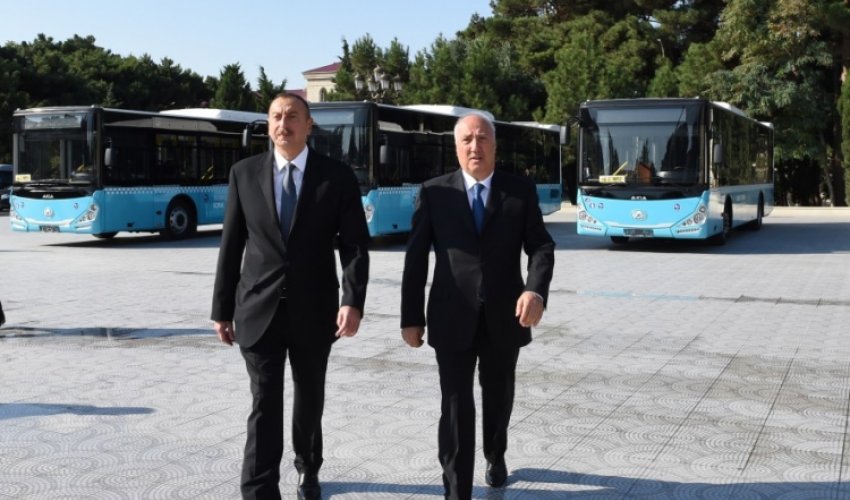 İlham Əliyev Sumqayıtda yeni avtobuslarla tanış oldu