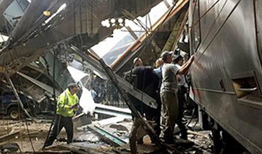 Поезд врезался в станцию - ВИДЕО