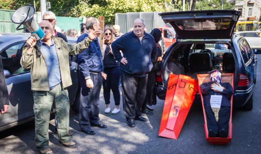 Saakaşvilinin tabutu ABŞ səfirliyinə göndərildi – VİDEO