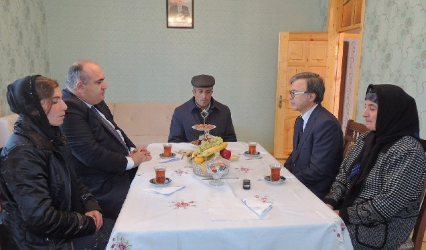 Nazir şəhid əsgərin ailəsinə ev verdi - FOTOLAR